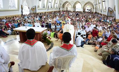 20130924015801_cientos-de-fieles-visitan-el-altar-_tn1